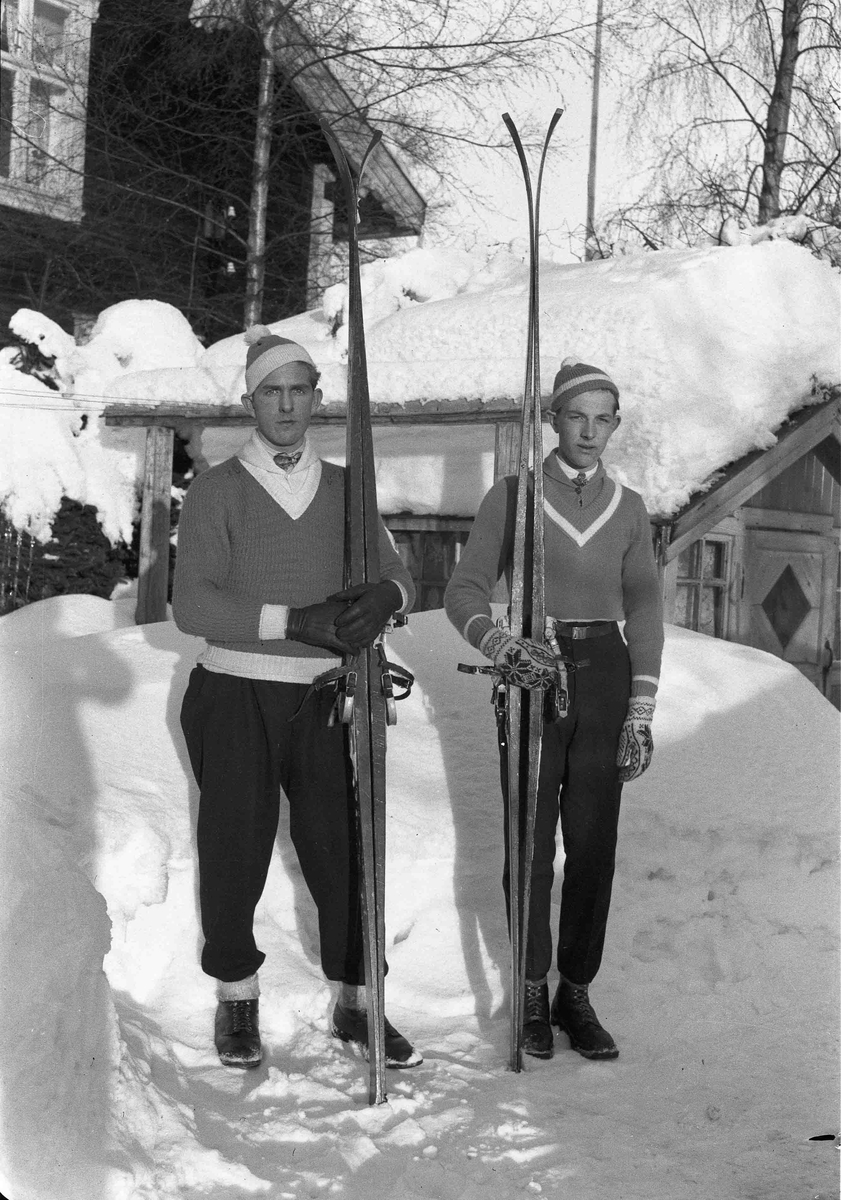 2 menn med ski