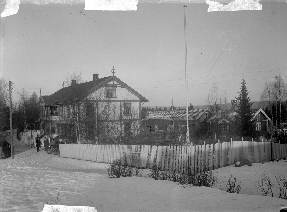 Vensberg-gården. 20-30-talls bilmodell foran stort hus