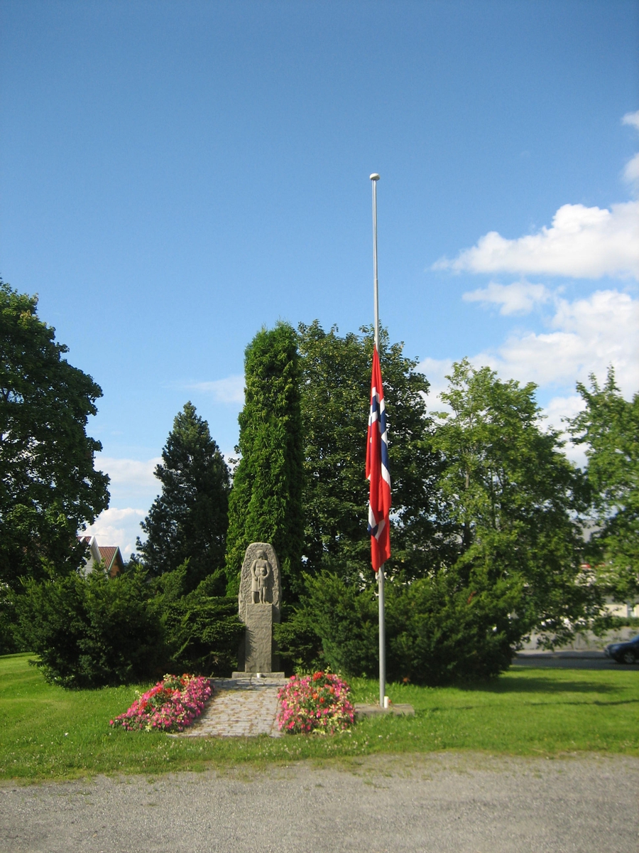 Minner etter terrorhandlingen den 22. juli 2011. Flagg på halvstang ved Strømmen kirke på den offisielle flaggdagen den 29.07.11.