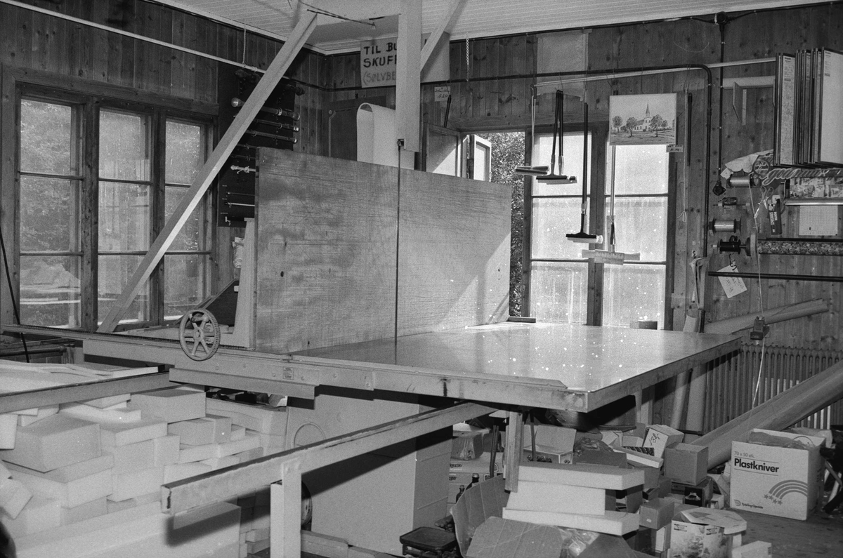 Svartdahl Bruk
Maskin 203-1 Skumplastsag, konstruert av Per Iversen 1975. Etter modell av sag hos D. P. Sundes skumplastfabrikk. Understellet stammer fra en maskin som fliset opp skumplast hos Sunde. Skjæring av skumplast etter mål erstattet produksjon av bærepinner. Skumplast støpes i rektangulære blokker, som  sages til for eksempel madrasser eller møbelstopp.