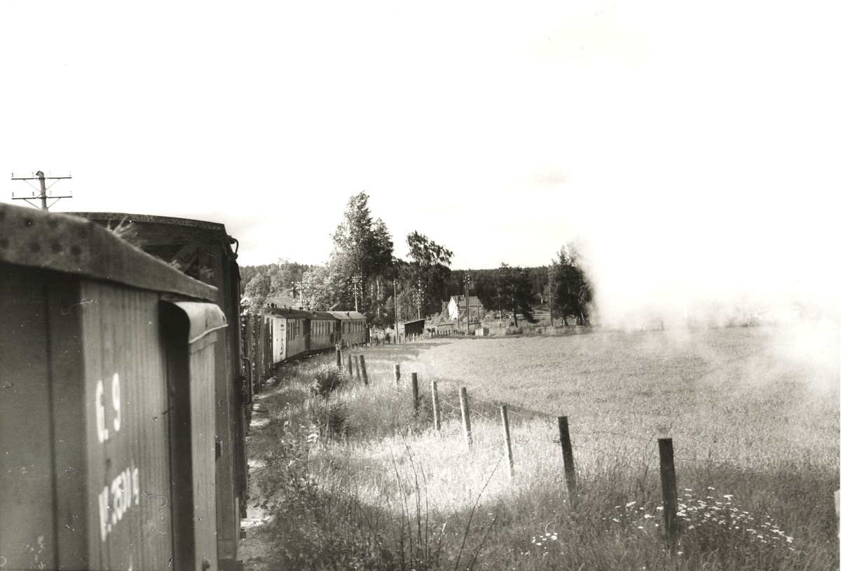 Tog til Sørumsand ved Fossum holdeplass. Utsikt fra fyrbøterplassen.