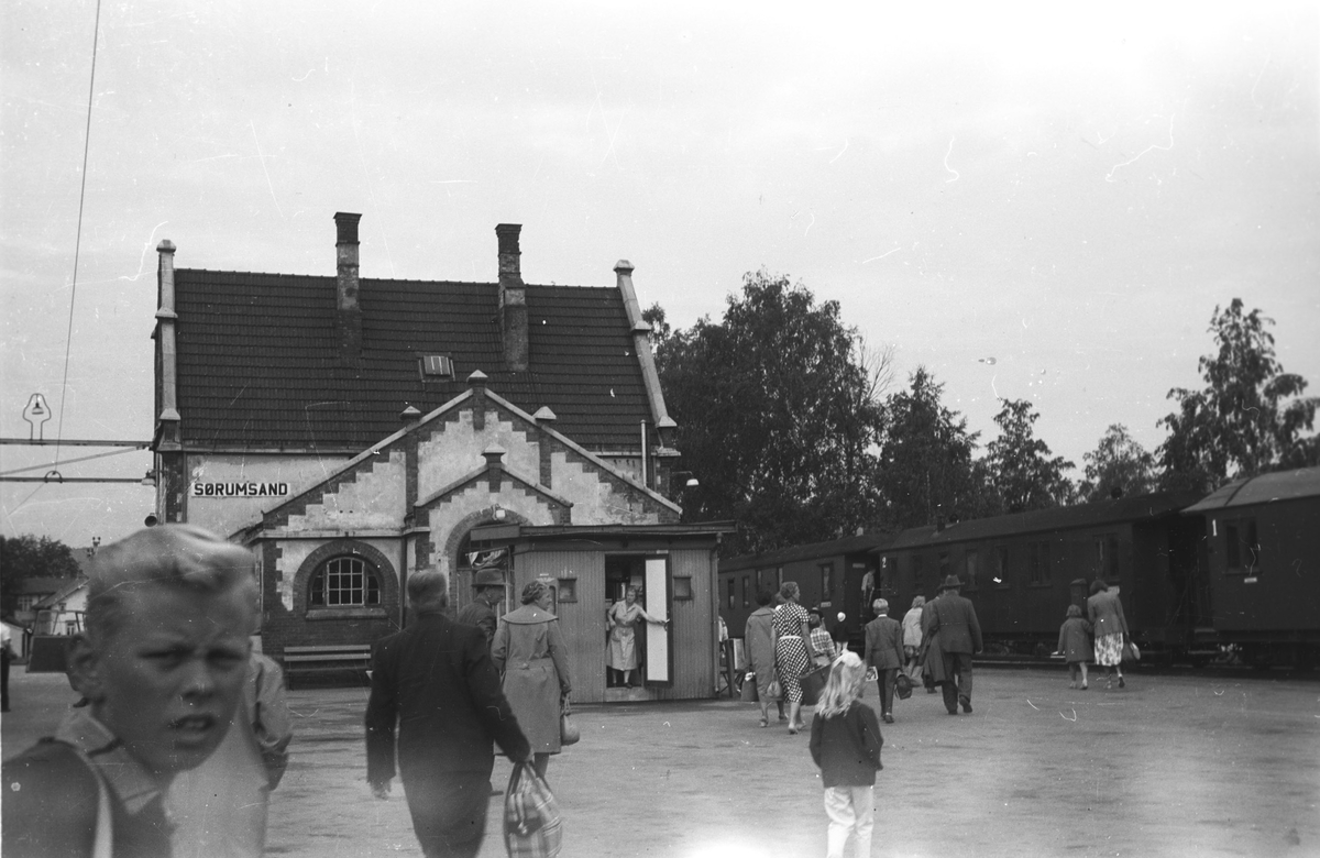Overgangsreisende fra Kongsvingerbanen til Urskog-Hølandsbanens tog.