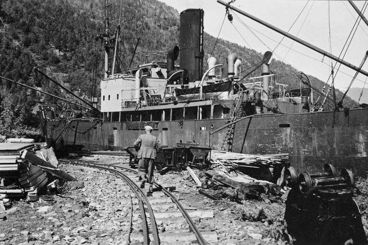 Tysk frakteskip MALAGA ved Krogshavn, dypvannskaia utenfor Sunndalsøra. Sporet på 
Aurabanen var revet opp dit før krigen brøt ut, men tyskere gjenoppbygde sporet med 900 mm sporvidde.