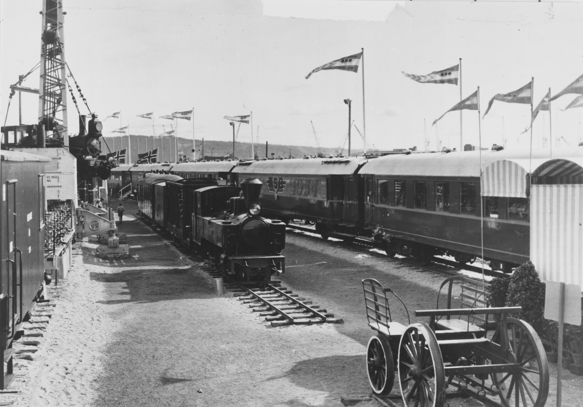 Jubileumsutstillingen i Oslo i september 1954. Lok 6 Høland, vognene BCo3 og G10, samt en flatvogn med løftekasse ble pusset opp og utstilt i anledning jubileet,