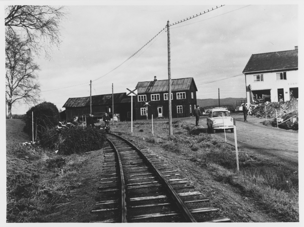 Riving av Urskog-Hølandsbanens spor på Bjørkelangen. Arbeidet utføres med håndkraft, og skinnemateriellet kjøres inn med håndtralle.