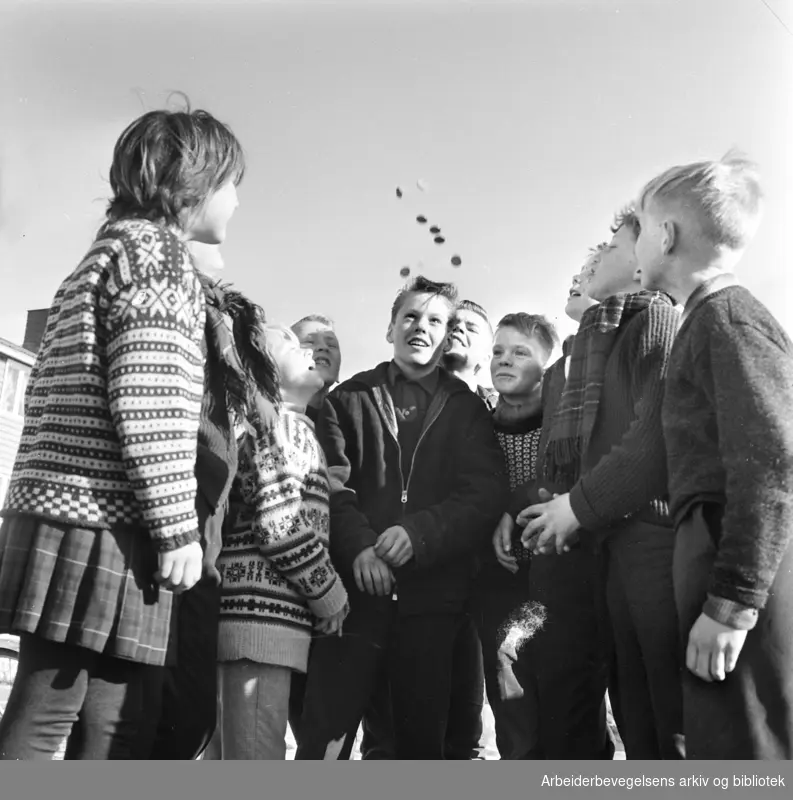 Barn kaster på stikka på Kalbakken, .mars 1964.