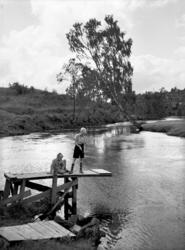 Barn fisker ved "Stilla" i Nydalen,.august 1951