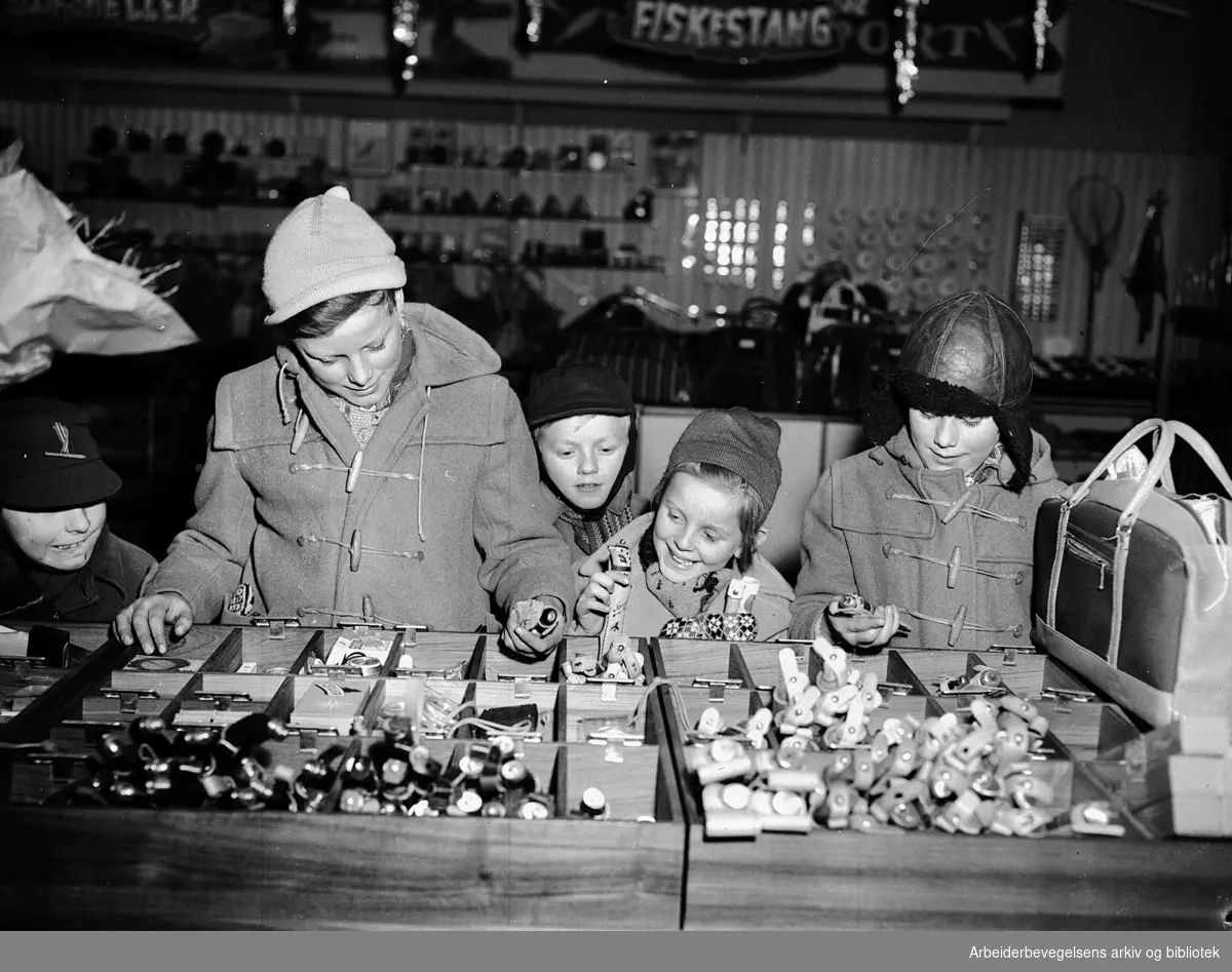 Barn på julehandel,.desember 1955