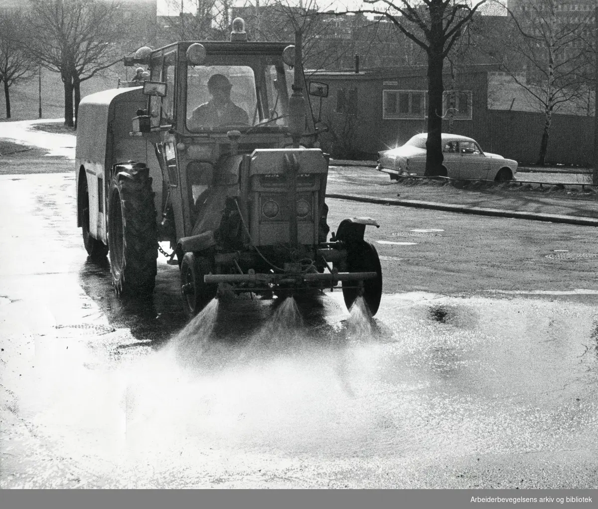 Oslo veivesen vasker gatene,.april 1975.