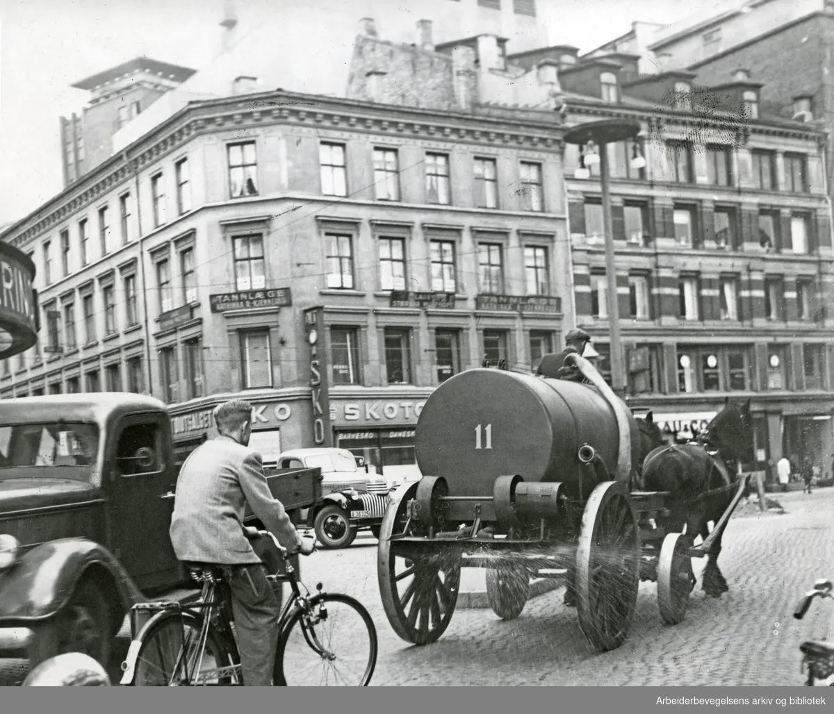 Oslo veivesens sprøytevogn i Storgata,.september 1949
