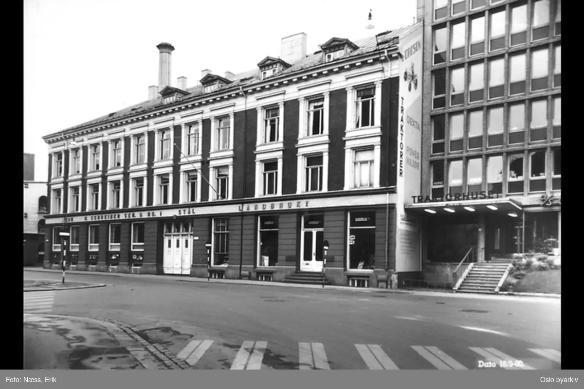Treetasjes bygård med det nyere forretningsbygget Traktorhuset (fra 1954) i Nygata 12, til høyre.