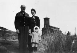 I bakgrunnen Eidsvåg kirke bygd 1878 er en langkirke i tre. 