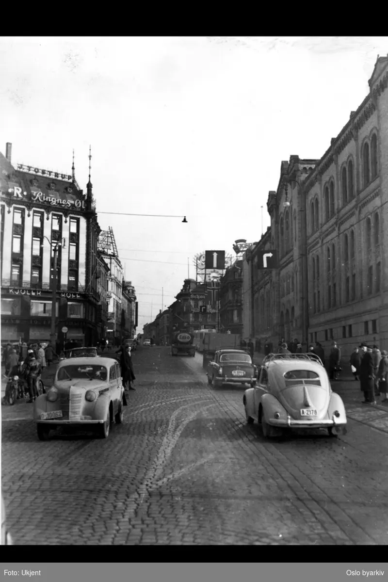 Karl Johans gate fra Stortings plass opp til Egertorget, Stortingsbygningen til høyre. Trafikkmiljø.