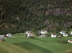 Eresfjord, Nauste