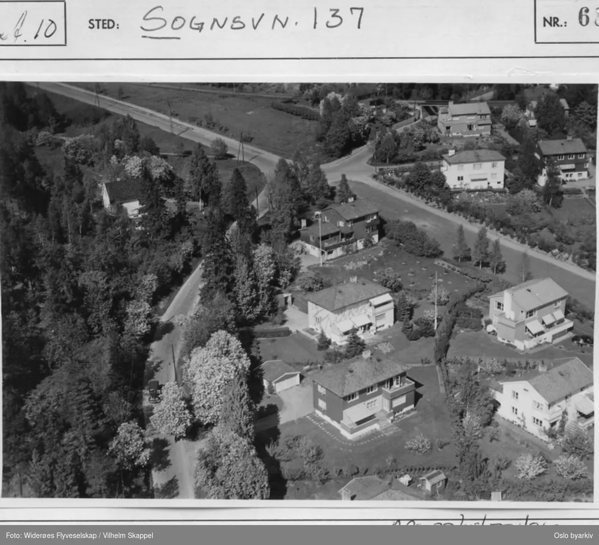 Sognsveien i krysset ved Carl Kjelsens vei, Kongleveien og Damefallene. Bildets originale tittel er feil, da det er Sogsnveien 157, 155, 153 og 148 som vises på bildet. (Flyfoto)