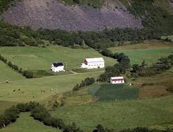 Helt til venstre skimter en melkerampen som var delt mellom 