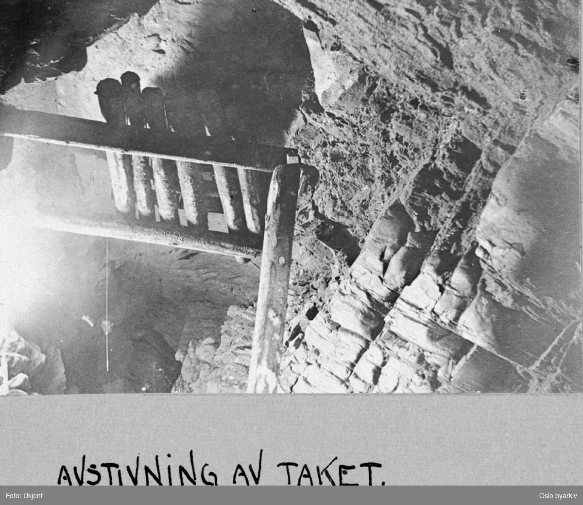 Detalj fra taket i tunnelgangen ut fra Lutvann. Vanninntaket sto ferdig i 1918. (Nedlagt 1974.) Albumtittel: "Akers Vand- og Kloakvæsen Fotografier af Anlæg"
