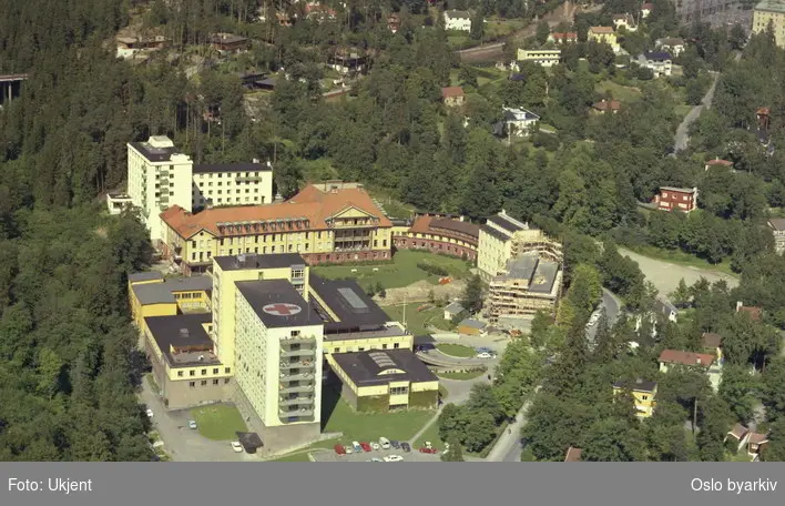 Radiumhospitalet. Noreveien til høyre for sykehuset. (Flyfoto)