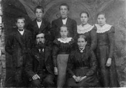 Familiebilde frå Sæter. .Bosatt 1900 Sæterh, Eresfjord gnr 2