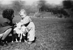 Familieidyll på Nordvollen på Øverås i 1956.