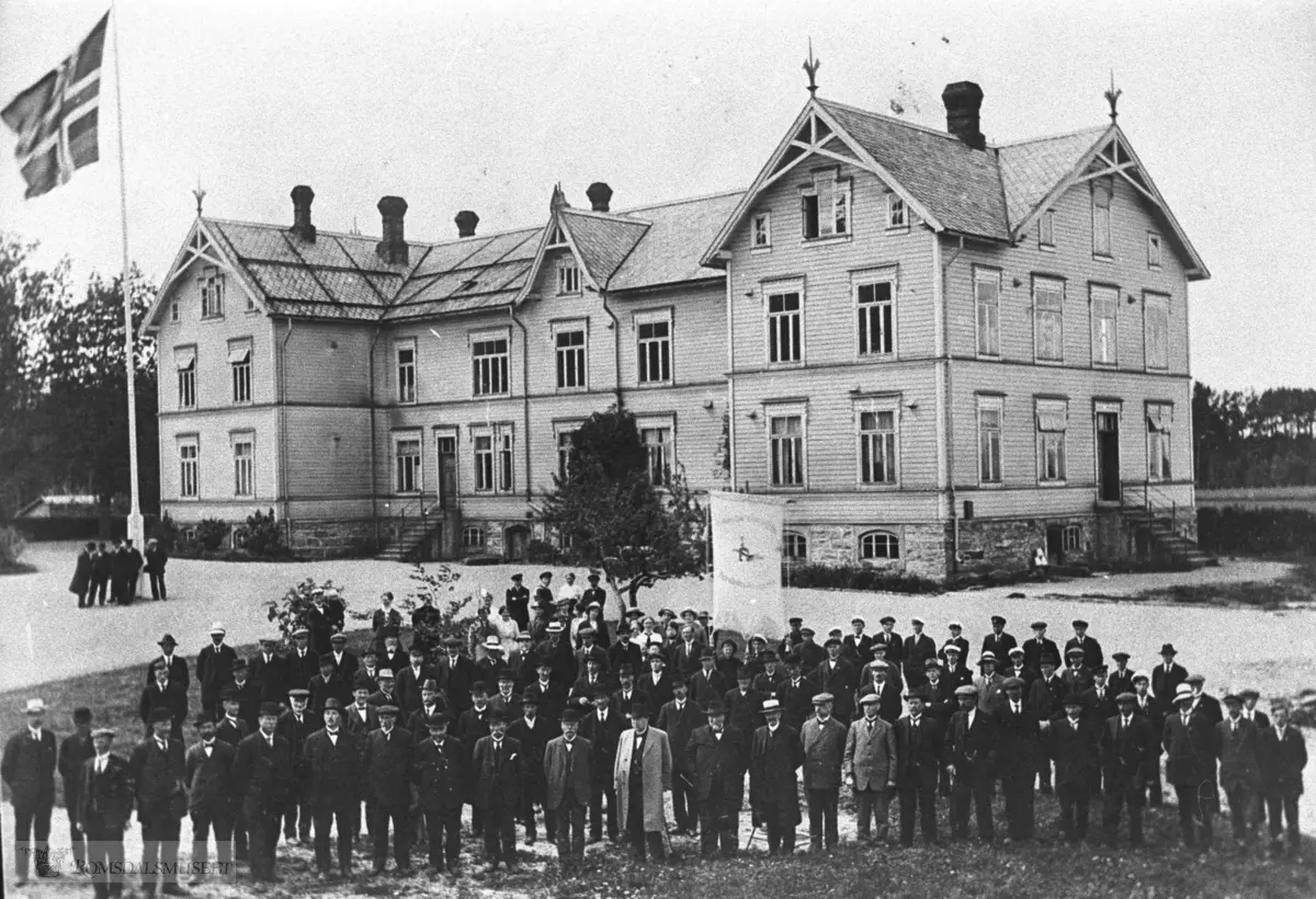 Landbruksskolen på Gjermundnes.