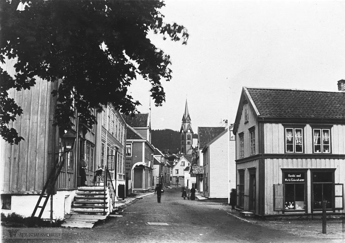 Storgata sett østover. .Ludvig Hansens butikk på venstre side..A.S.Hagen på høyre side.