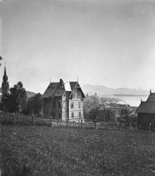 Sett fra Parkvegen, huset ligger i Sandvegen.Einanghuset i 1