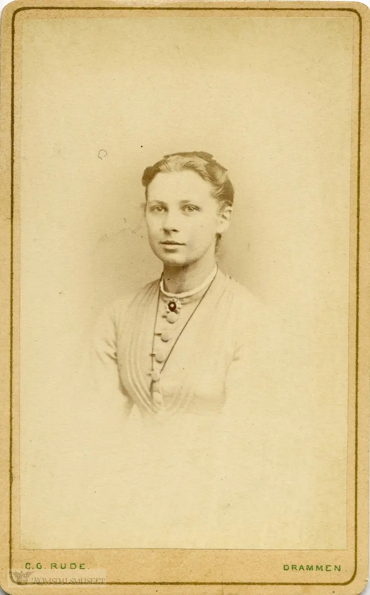 Elise hansine Marie Skabo, f. 13.09.1851, d. 1872..Datter av Hans og kristine Skabo..(Schistad albumer)