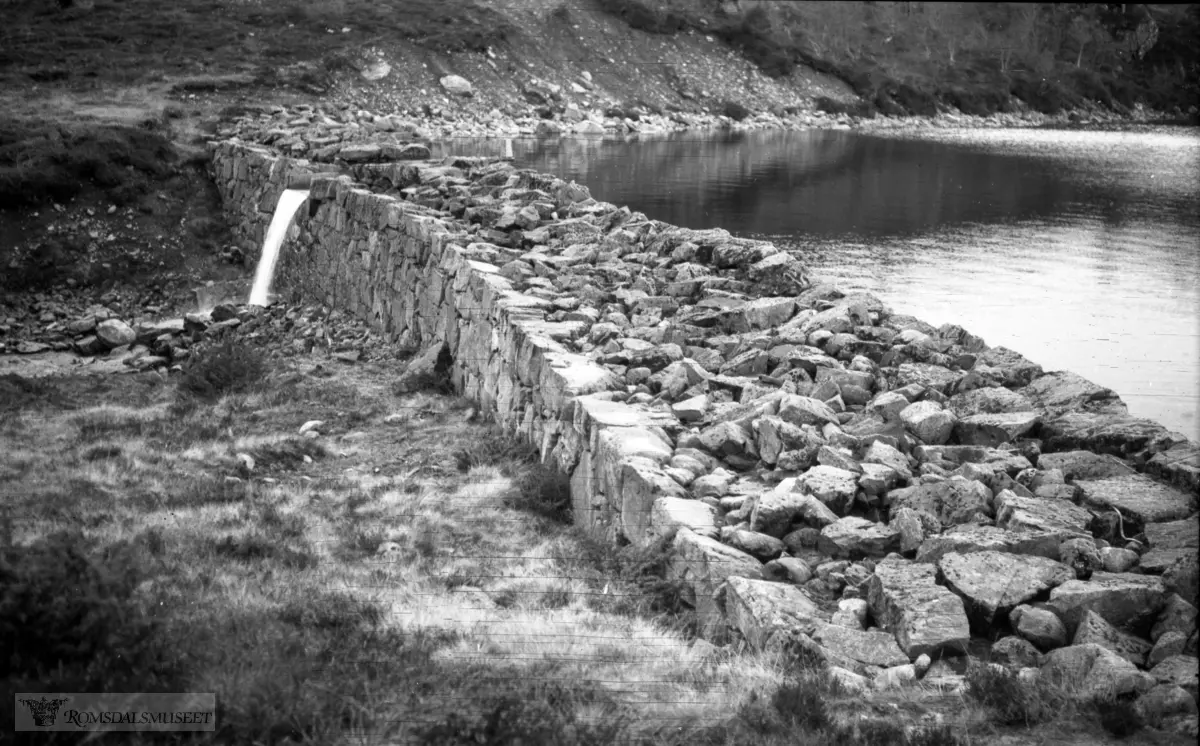 Demningen på Moldevatnet. ..Topp dam. på vannsiden er dammen sannsynligvis "spekket" for å bli lett...Demningen er bygd 1919.