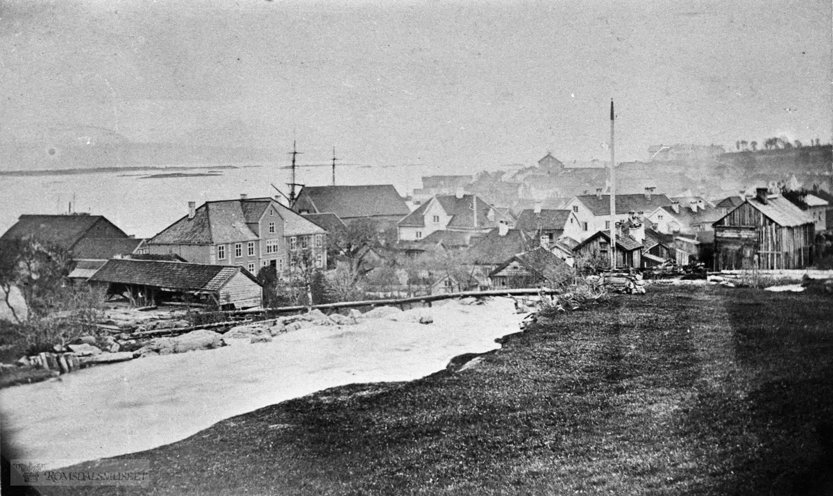 Molde by sett fra øst., Molde sett fra nord øst. Stephenson-brygga ligger til venstre på bildet og den ble revet på slutten av 1860-tallet.