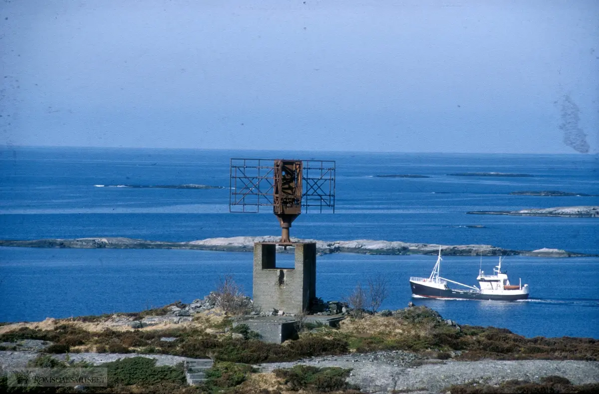 Radarantenne i Kjeksa med fiskebåt i bakgrunnen.