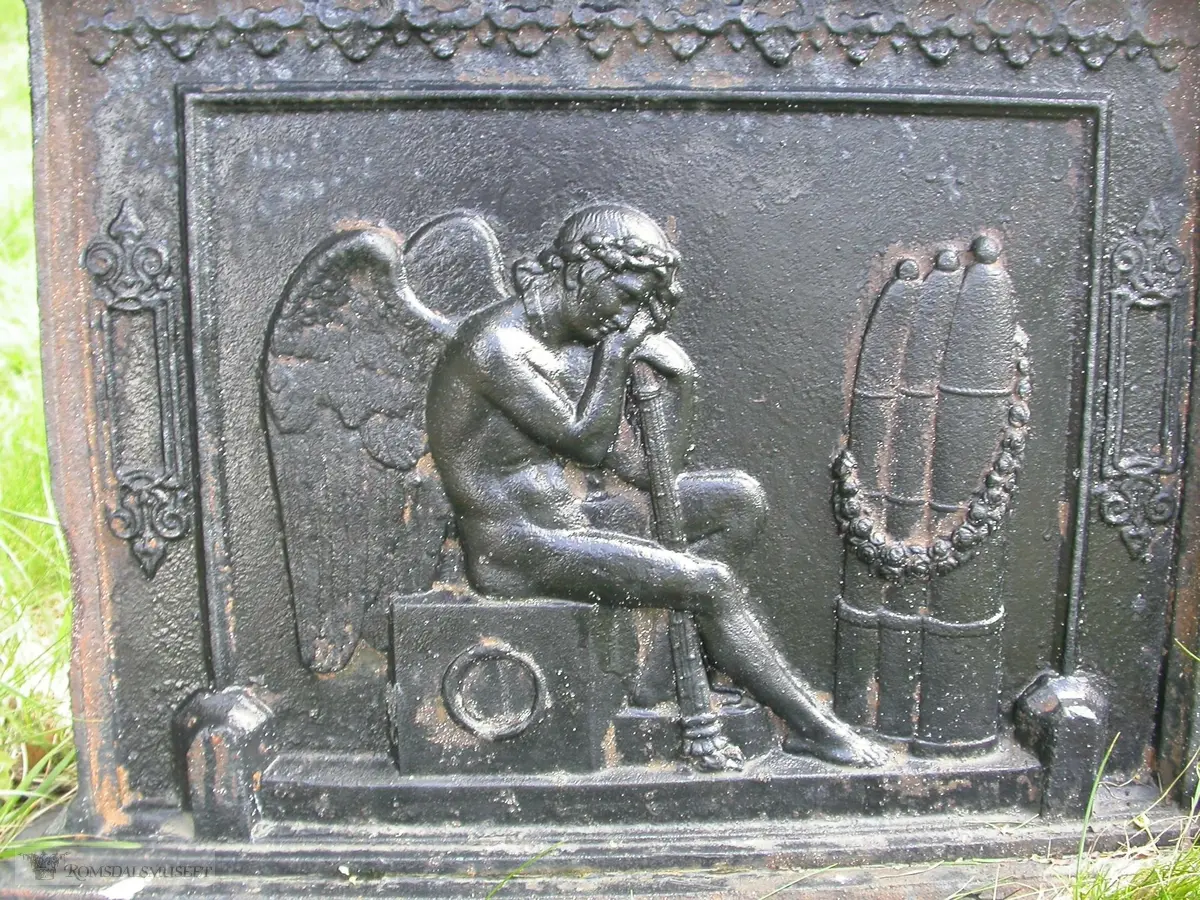 Gravminne fra Sunndal kirkegård med symbolet "ormen som biter seg selv i halen". (et symbol på evigheten)
