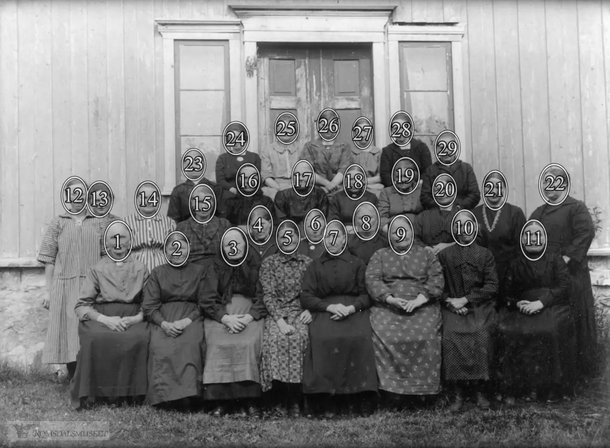 Kvinneforening på Birkeland i 1926..NMS "Det Norske Misjonsselskap"..(Fotografen Aasgaard bodde i Malmefjorden på Julset i et hus de kalte Kockhuset).