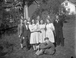 I bakgrunnen våningshuset på bnr 2 og til høyre landhandel.