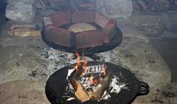 Skoleklasse på besøk på Romsdalsmuseet under brødbaking i Fr
