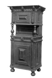 Smalt renessanse framskap fra Bud..(Eske B106)