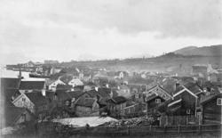 Molde by sett fra øst..Molde med havnen og Moldes eldste kir