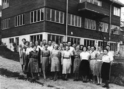 Ansatte ved Harald Kavlis konfeksjonsfabrikk. bildet trolig 