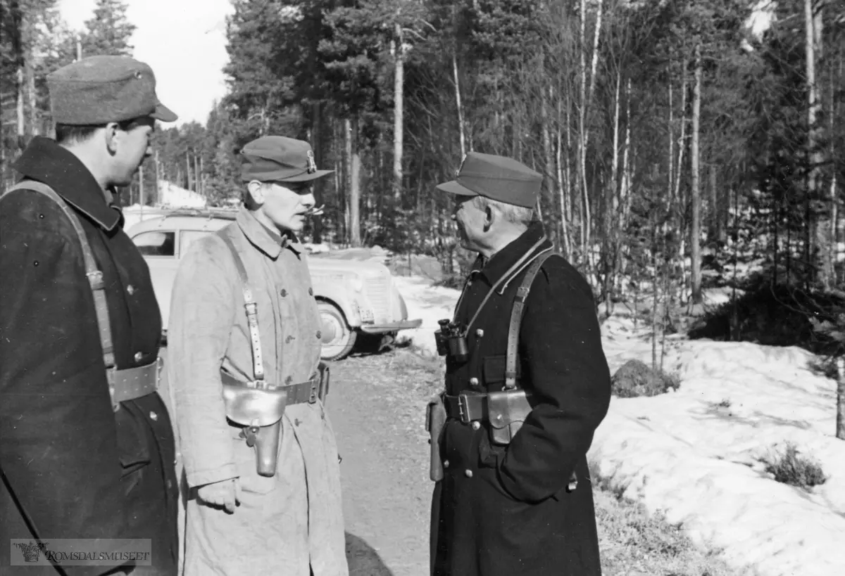 "Major Sandviks adjutat kpt Eldal orienterer om marsen gjennom Rondane"
