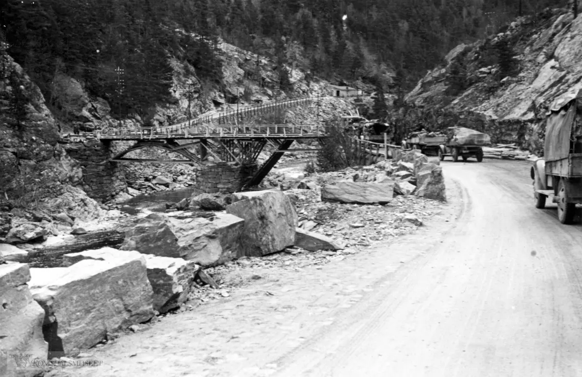 Bildet viser E6. Den gamle broen over Lågen i Rosten nord for Nord-Sel.."Rosten defileet" "Ved Ulefoss ved Selsverket var broen gjenopbygget lenger nede".