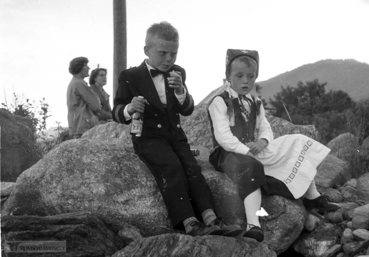 Sankthans, Jonsok. .(Film merket "1959. Jonsok, ?, Molde, Valldal, Eidsdal").