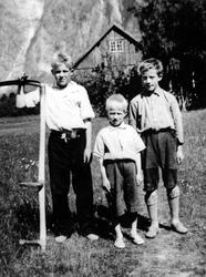 Magnar og August Engen, Peder Marstein. Ca 1935.