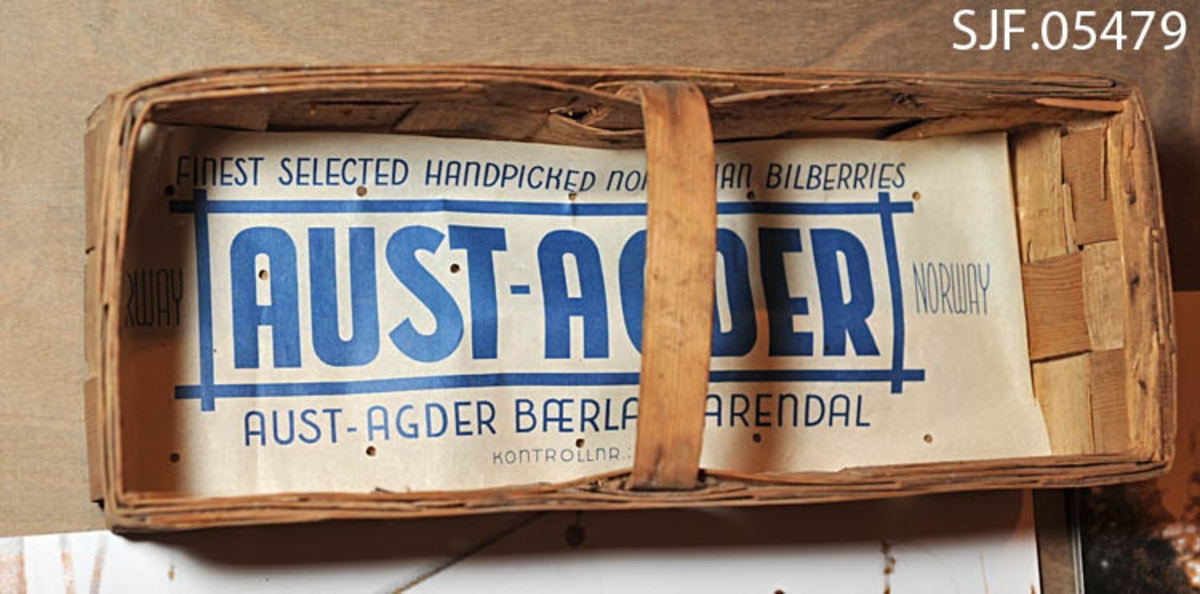 Blåbærkurven er laget for bruk til eksport av blåbær. Giverens far var i sin tid sekretær i Aust-Agder Bærlag. Kurvene ble laget i standard mål og rommet 4, 5 l d. v. s. 1 gallon. Vinteren 1903-04 ble det sikkert laget 100. 000 slike bærkurver. Gjennom Aust-Agder Bærlag ble det i 1928 sendt 108. 341 kurver m/ blåbær til England. 