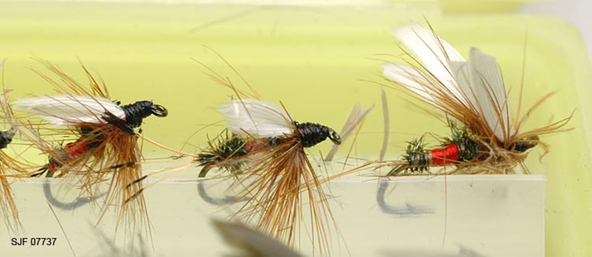 Tilstand: I forbindelse med omfototgrafering høsten 2002, oppdaget OT Ljøstad at enkelte av fluene i denne esken var totalt ødelagt av møllangrep.  Problemet må ses i sammenheng med at materialet har vært oppbevart i magasin C, der temperaturforholdene har passet møllen godt.  Fluene vil nå bli reingjort og flyttet til kjølerommet. 

Boksen inneholder ialt 76 fluer alle ant. tørrfluer. 2 stk har ekstra lange bein ant. navn: Daddy long legg. Tørrfluene virker på den måten at de flyter oppå vannet. Giveren har skrevet ei bok som heter "Isfiske" sammen med Knut Rom, boka ble utgitt i 1972. Giverens far var en ivrig sportsfisker og er gitt tittelen "Den fullendte sportsfisker". 