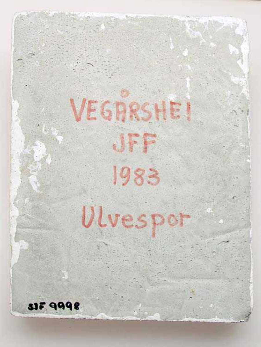 Sporavtrykk fra ulven "Lars" som ble skutt i Vegårshei før 1960 Ulven er stoppet ut og står i et forsamlingslokale i Vegårshei. Vegårshei JFF har forfattet en hilsen på gipsavtrykket, som ble tatt i 1983. 
