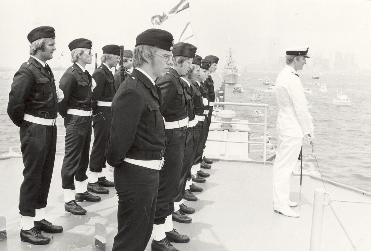 Enkeltbilde. Fregatten KNM Trondheim, besøker New York under 200-års jubileum 4/7-1976. Garden. Gardesjef er Lt Sigurd B. Överås.
