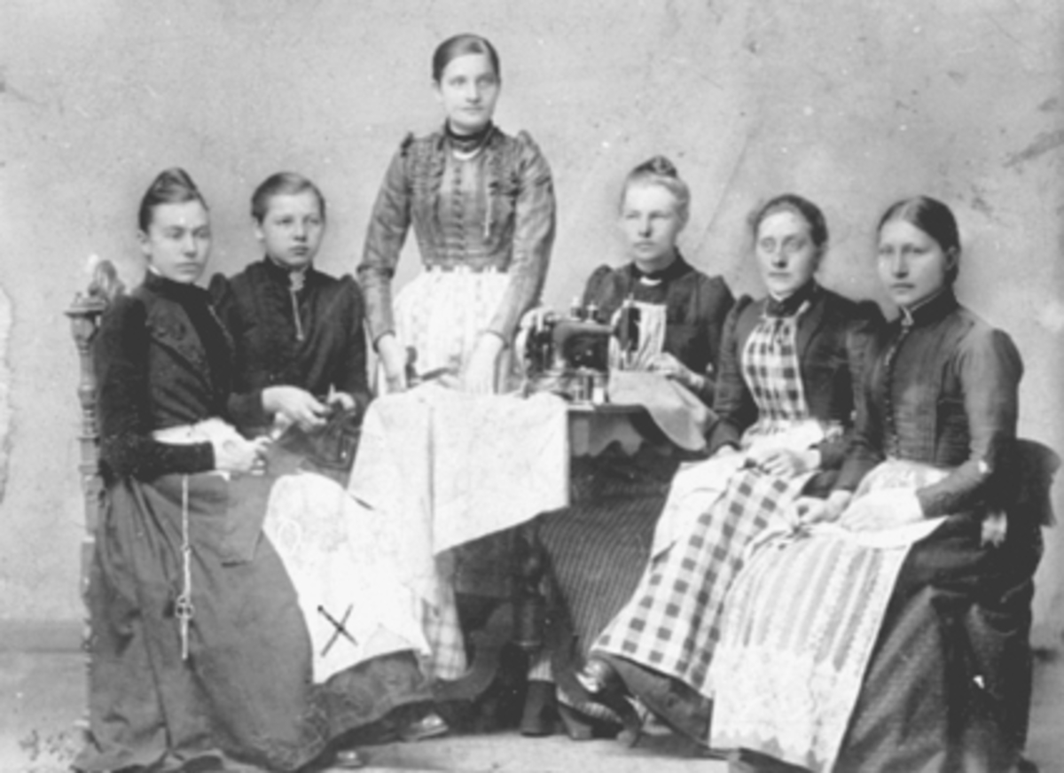 Hamar, gruppe 6 sydamer, søm, symaskin, fra venstre Pauline Eriksen født Larsen 1866-1941, gift med Marius Eriksen,

