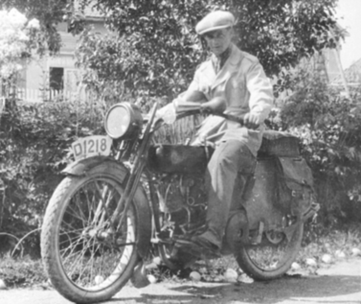 KRISTIAN BÆKKELUND PÅ MOTORSYKKEL, D 1218. En Harley Davidson modell F 1000cc fra 1923-24. 