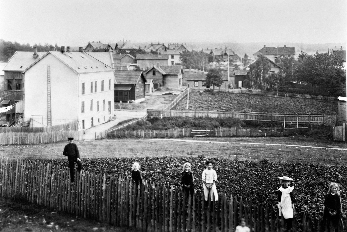 Hamar, Wieberggården i Vangsvegen 62, og den ennå ikke regulerte St. Olavs gate, sumpen etter Vangsvegen hvor nu Vangsvegen 54 står, inngjerdet barn, dyrket jord, stakitt.