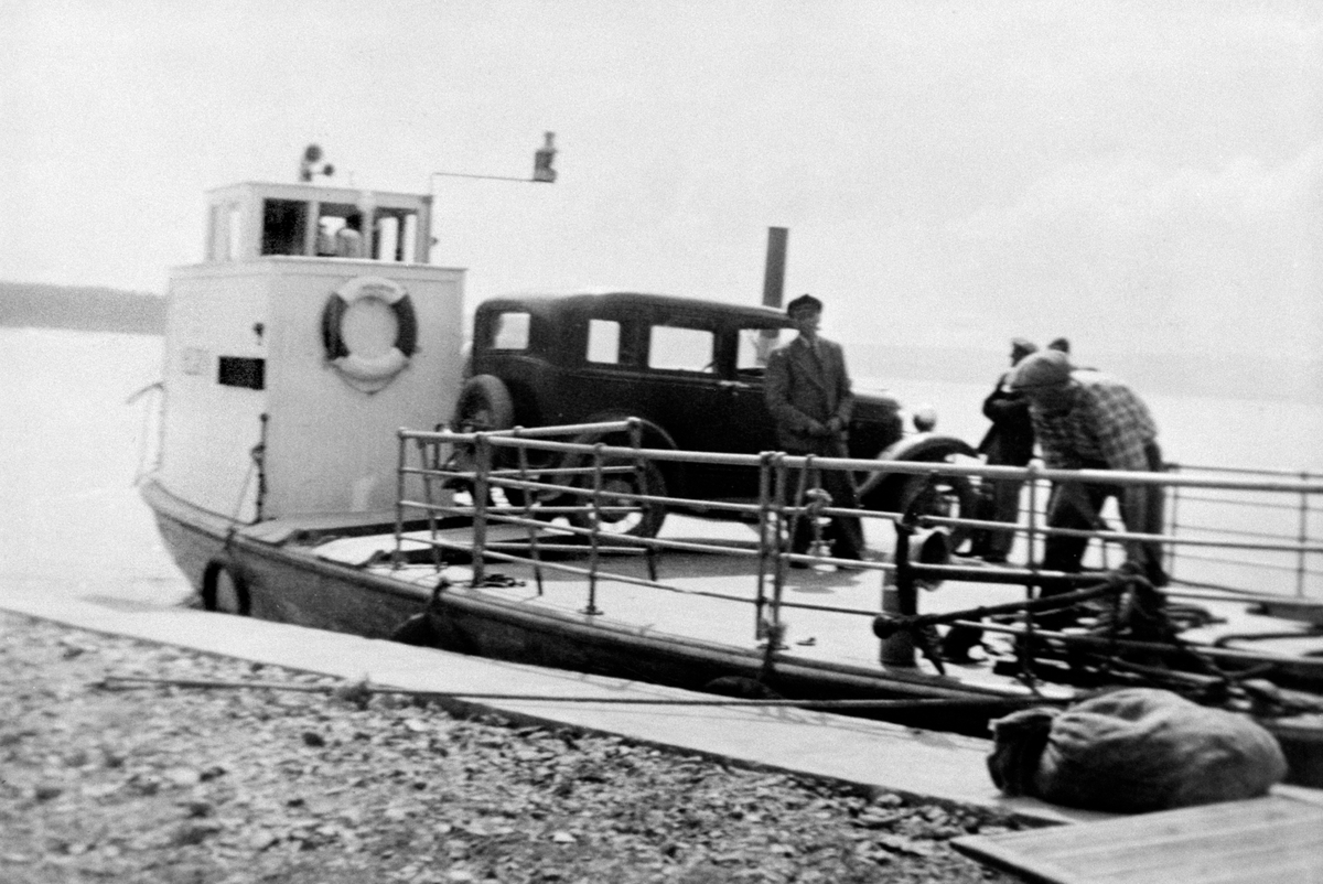 Mjøsbåten "Helgøya" ved Sundsbrygga på Helgøya. Liten bilferge med drosjen til Lars Presterud ombord. Bilen er en A-Ford 1930-31 med nummer D-530.